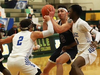 DMACC men's basketball team hands SECC a 90-67 loss in first round of NJCAA DII National championship