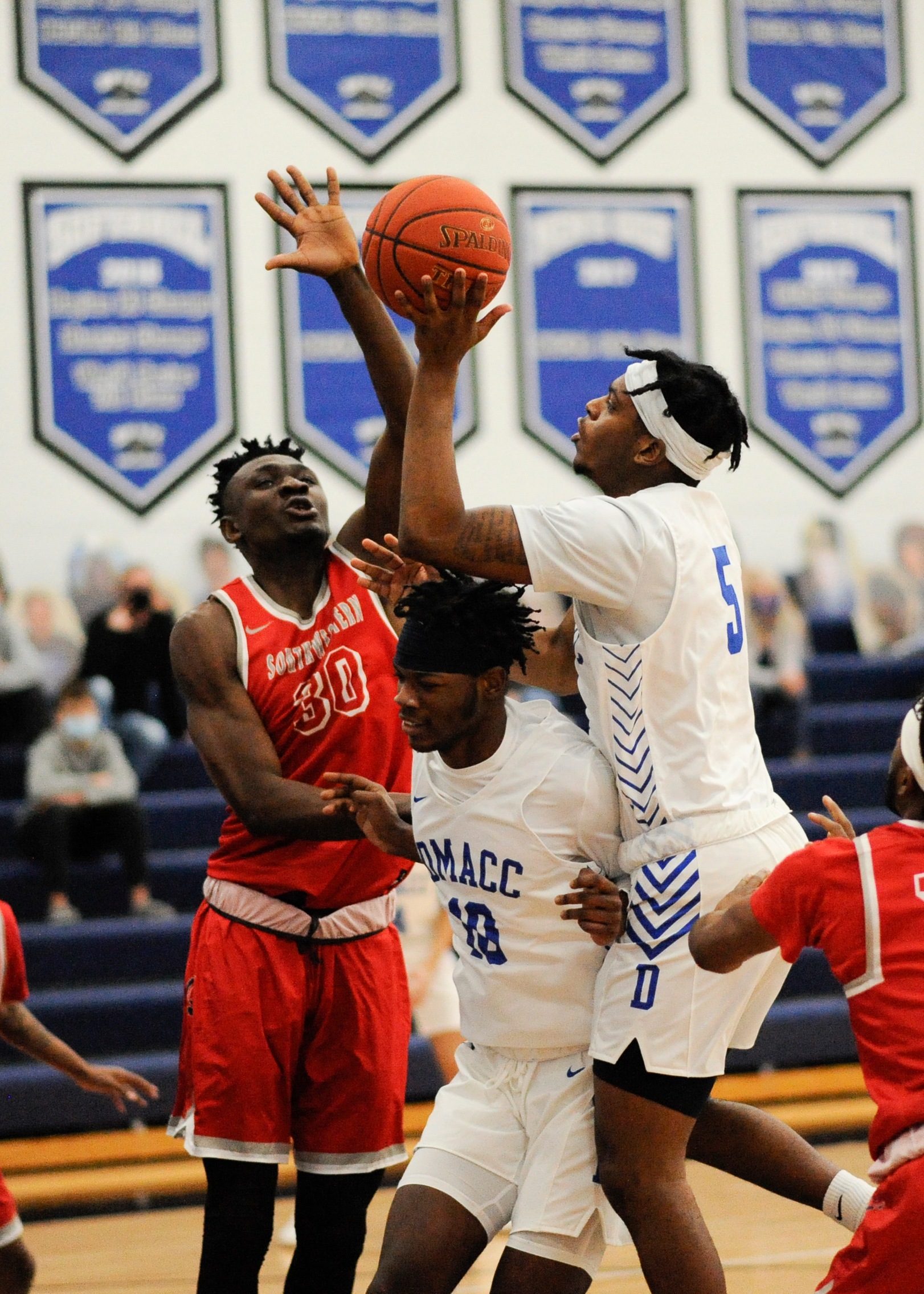 DMACC men's basketball team tops IWCC 80-68 for sixth straight win