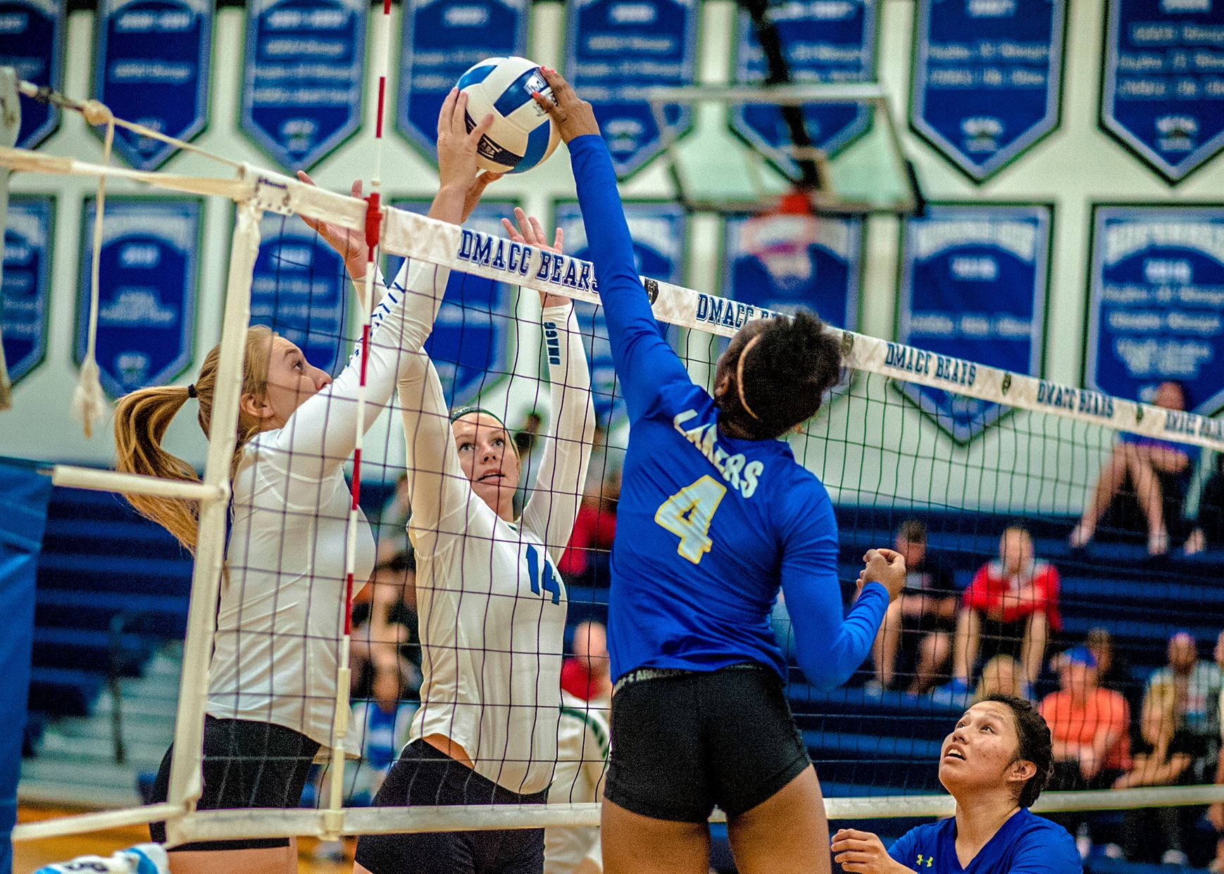 DMACC Volleyball Team Sweeps Iowa Lakers CC, 3-0