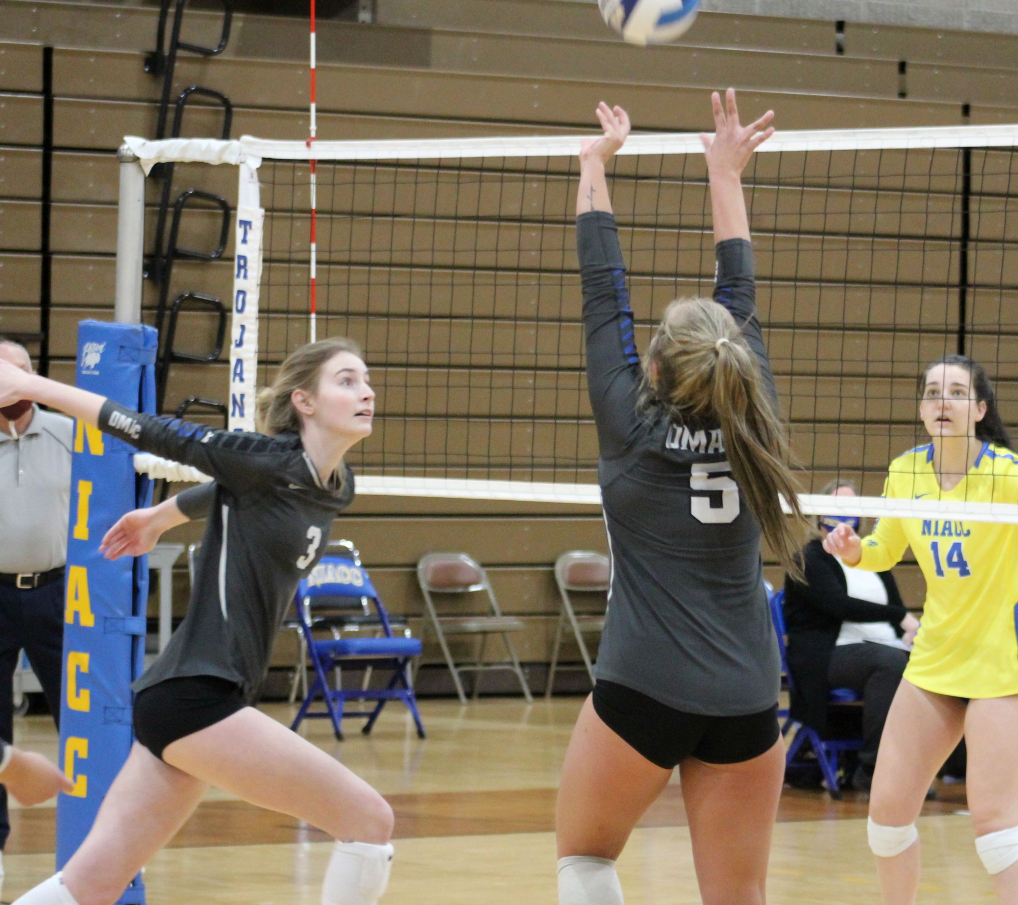 DMACC volleyball team sweeps NIACC for fifth consecutive win