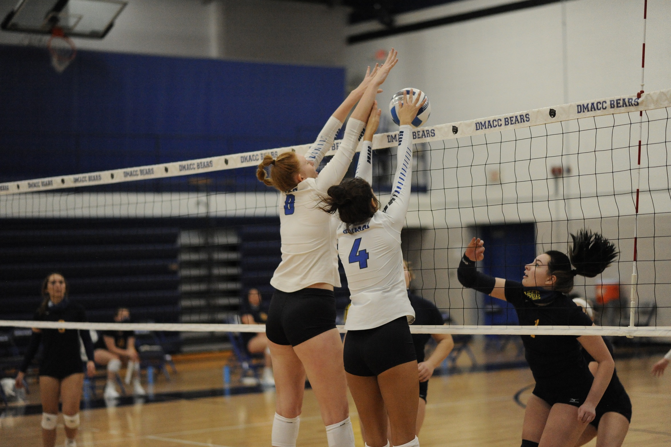 DMACC volleyball team improves to 3-2 with sweep of SWCC