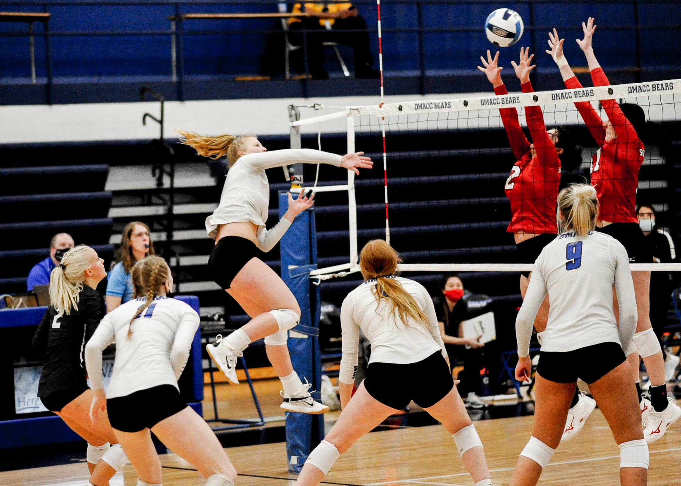 Loss to IWCC ends nine-match winning streak for DMACC volleyball team
