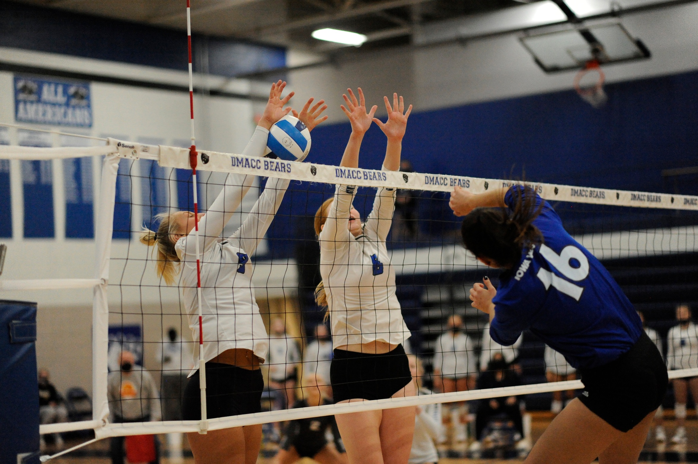 DMACC volleyball team suffers 3-2 loss to Hawkeye