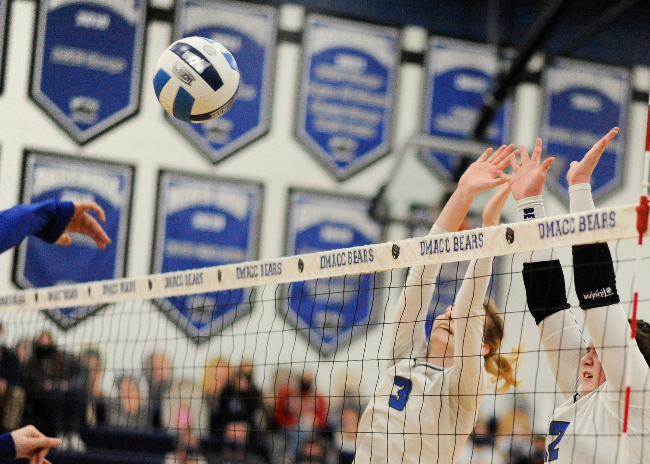 Welch's 12 kills and 18 digs lift DMACC volleyball team past SECC, 3-0