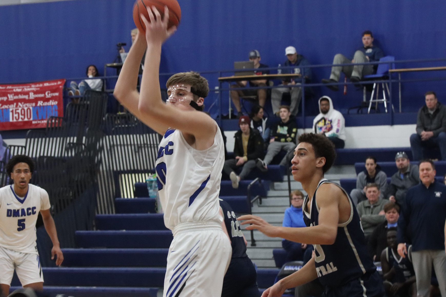DMACC men's basketball team tops SWCC. 76-55; clinches tie for ICCAC regular-season championship