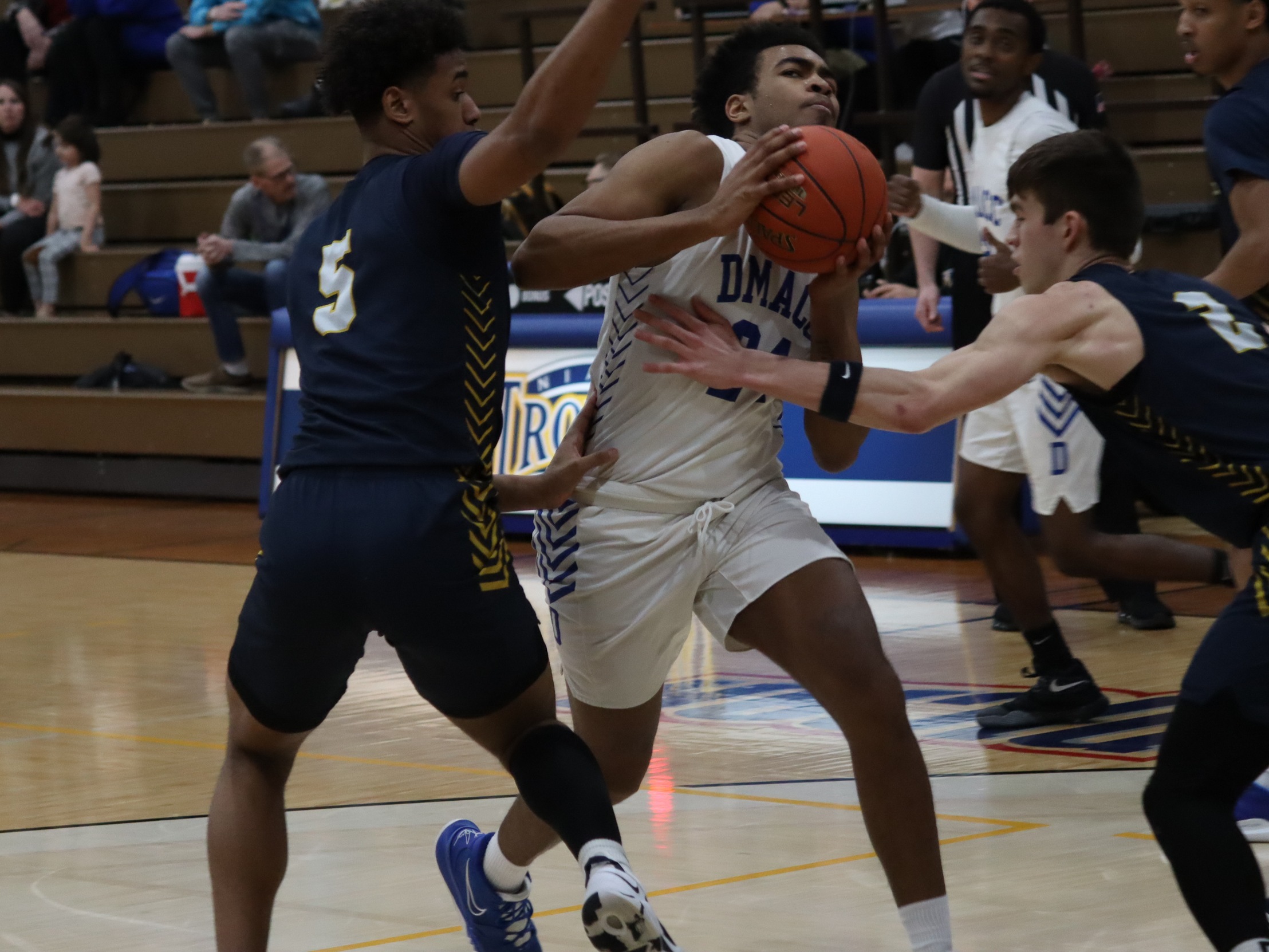 DMACC men's basketball team advances to Region XI championship game with wins over ECC and ILCC
