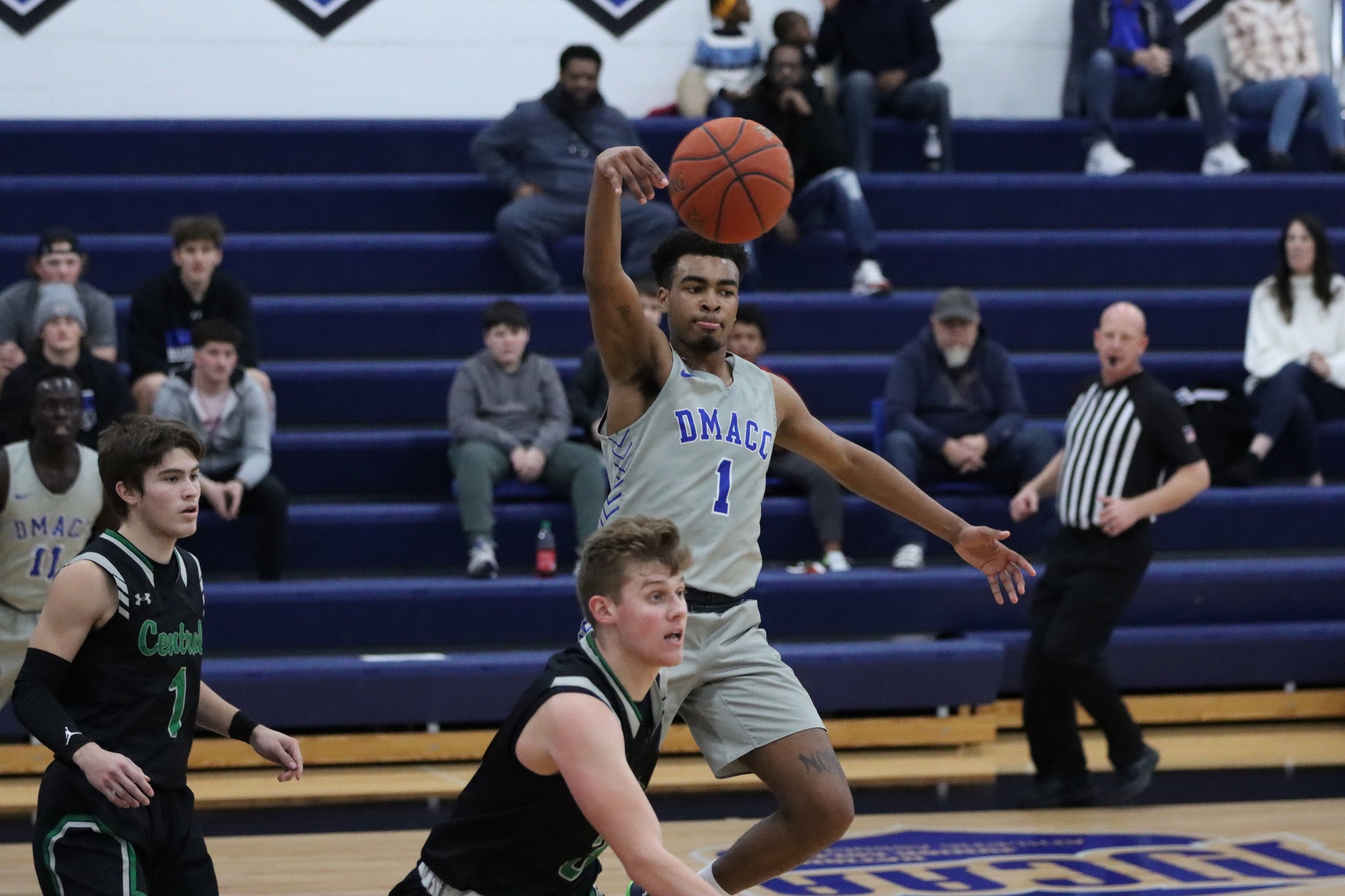 DMACC men's basketball team drops double-overtime decision to IWCC, 86-83