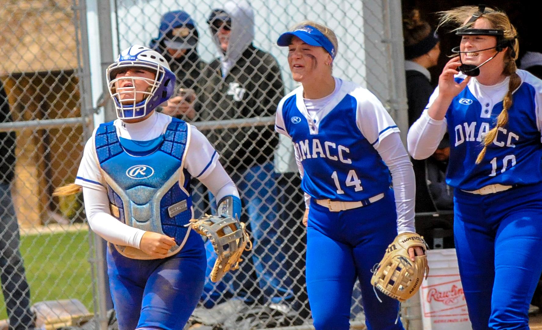 DMACC softball team splits two games on second day of NJCAA Division II World Series
