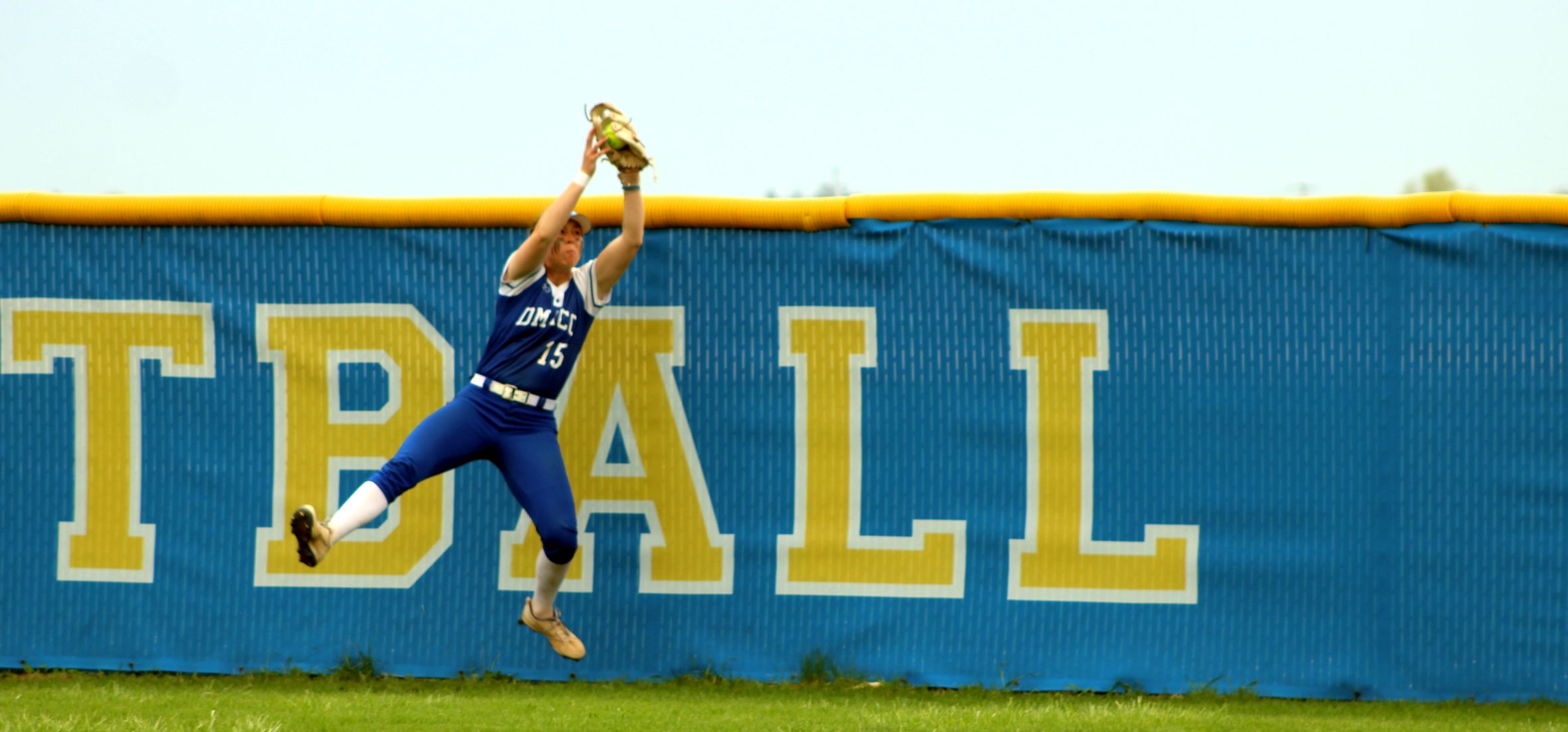 DMACC softball team opens national tournament with 8-3 win