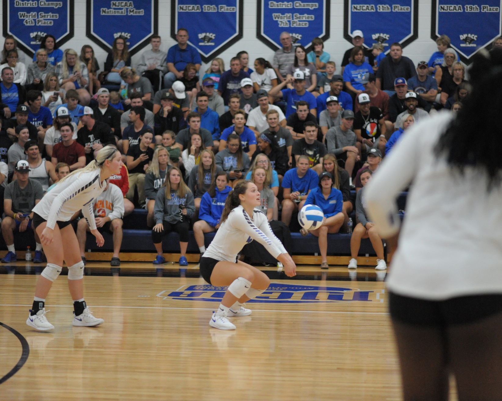 DMACC volleyball team splits four matches in Johnson County Volleyball Challenge