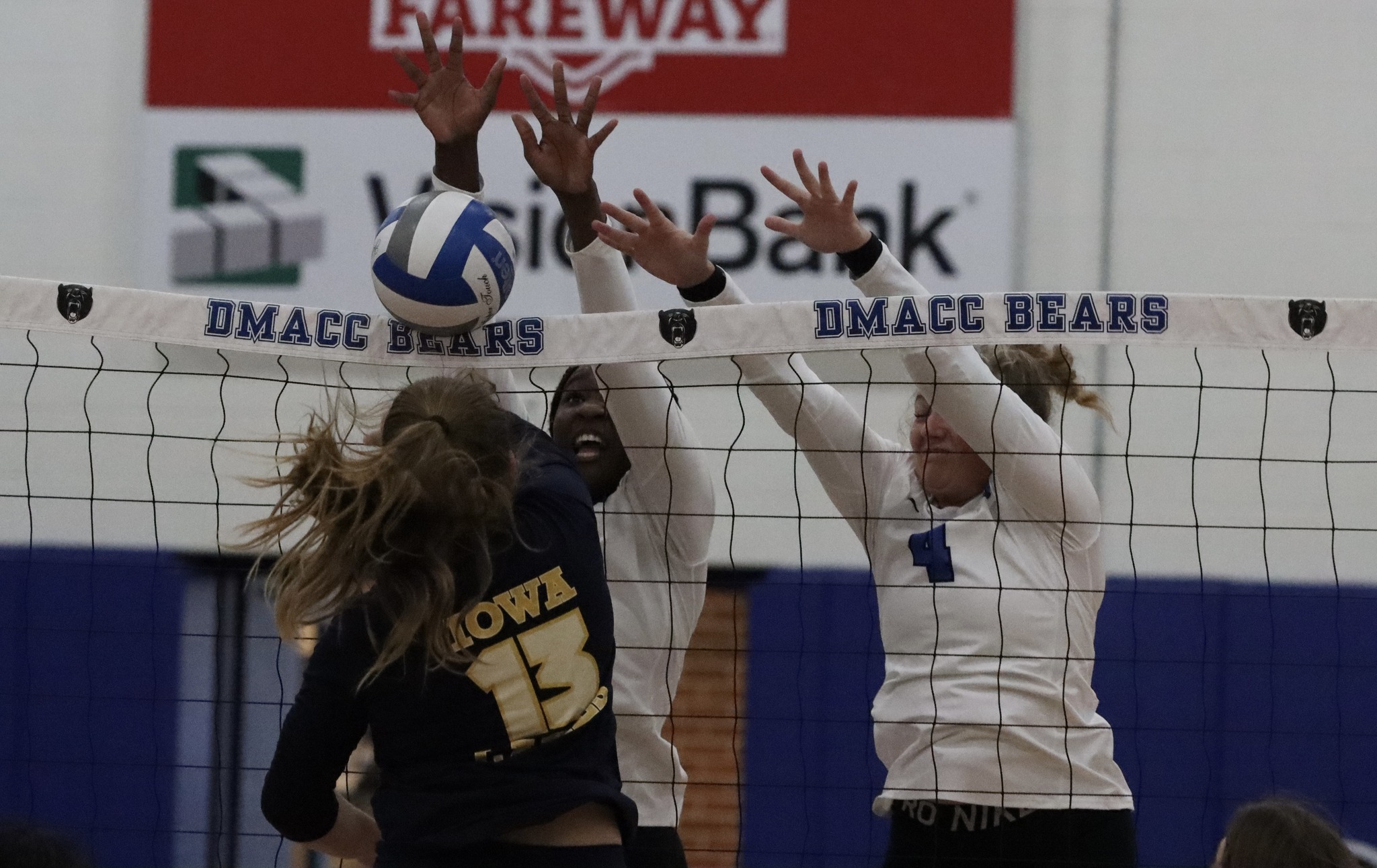 DMACC volleyball team tops NIACC in four sets
