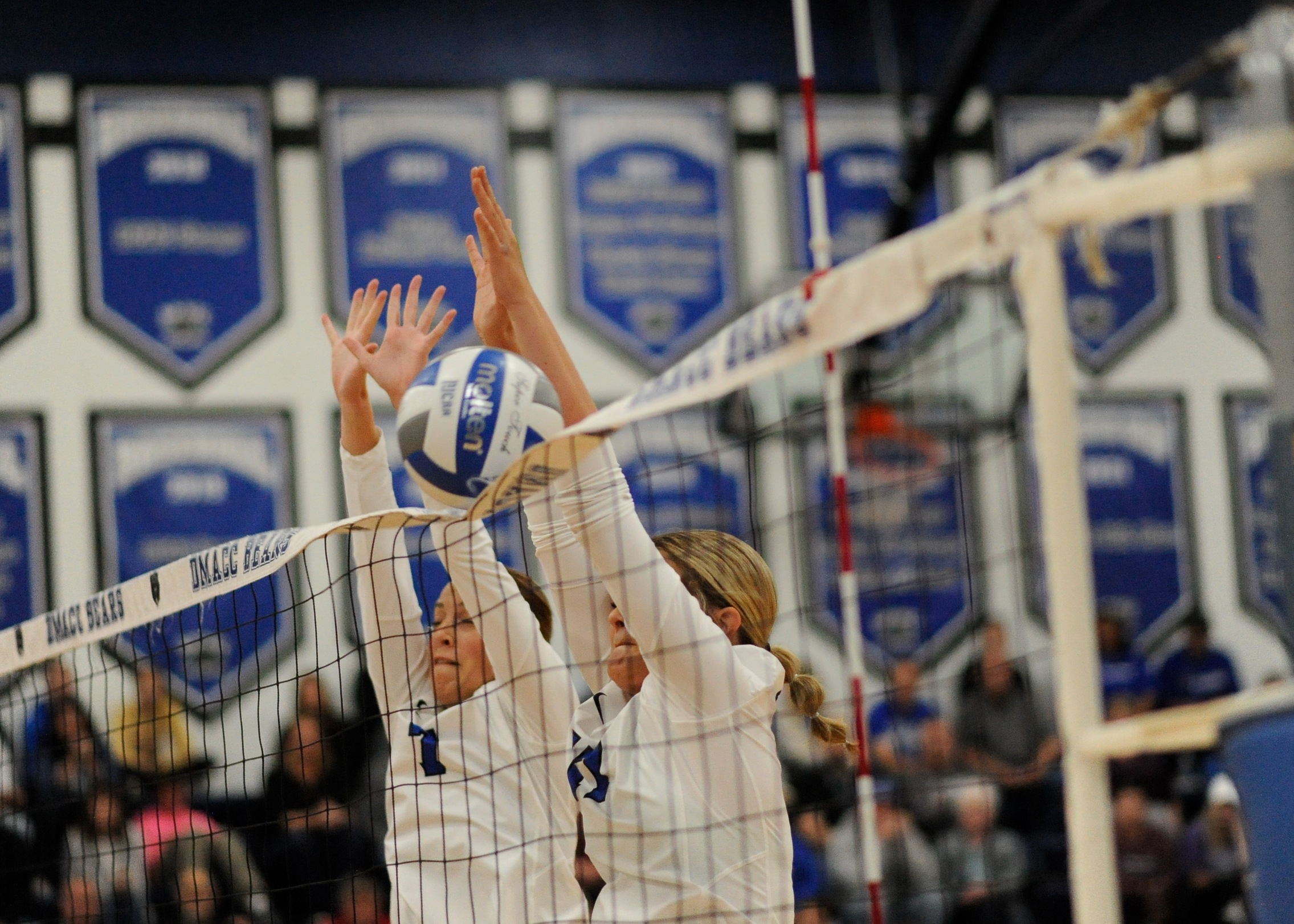 DMACC volleyball team splits two matches in NIACC tourney